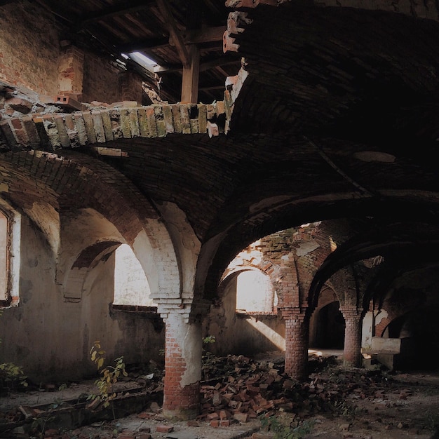 Foto interior de un edificio de ladrillo en ruinas