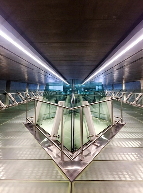 Foto interior de un edificio moderno