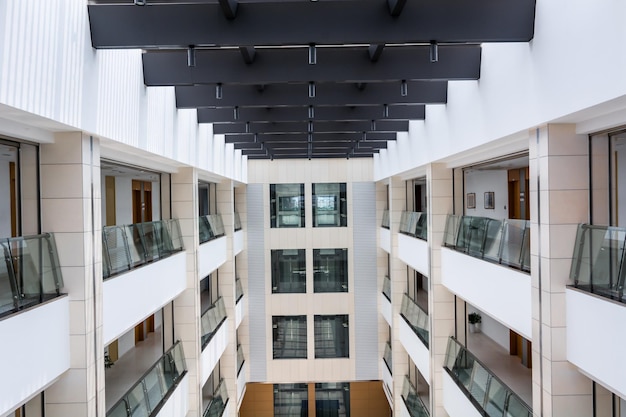 Interior de edificio moderno