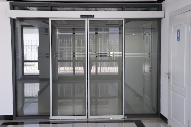 Interior de un edificio de oficinas moderno detalle de puerta de ascensor de cristal