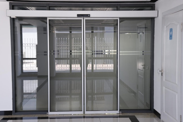 Foto interior de un edificio de oficinas moderno detalle de puerta de ascensor de cristal
