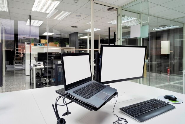 Foto interior de un edificio de oficinas moderno