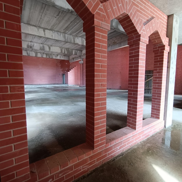 El interior de un edificio con paredes de ladrillo rojo y una gran ventana que dice "el interior"