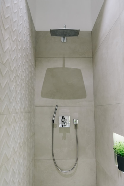 Interior elegante casa de banho moderna, belo design minimalista do chuveiro