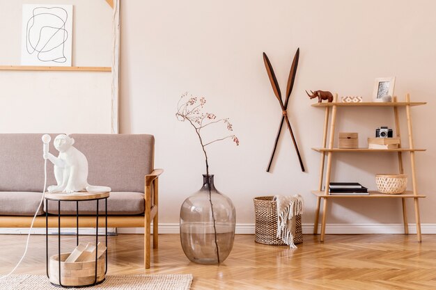 Foto interior elegante da sala de estar com sofá marrom e acessórios elegantes modelo de conceito minimalista