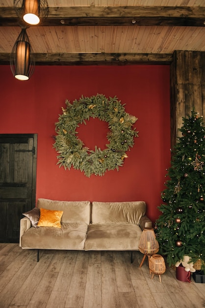 Interior elegante da sala de estar com uma árvore de natal em um fundo vermelho