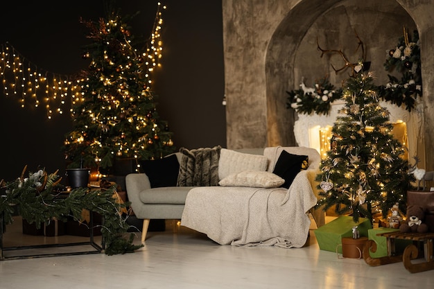 Interior elegante da sala de estar de natal com sofá chaminé branca árvore de natal e presentes e decoração