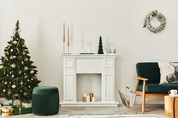 Interior elegante da sala de estar de natal com sofá verde, chaminé branca, árvore de natal e grinalda, presentes e decoração. papai noel está chegando. modelo.