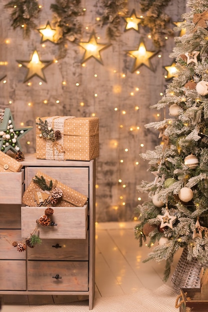 Interior elegante de ano novo, embrulhado para presentes sob uma árvore de Natal lindamente decorada.