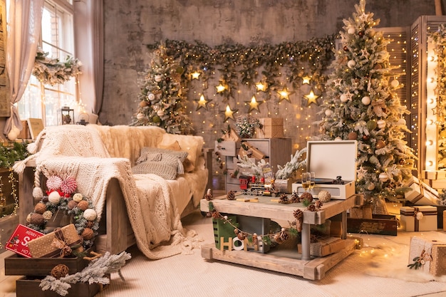 Interior elegante de ano novo, embrulhado para presentes sob uma árvore de Natal lindamente decorada.