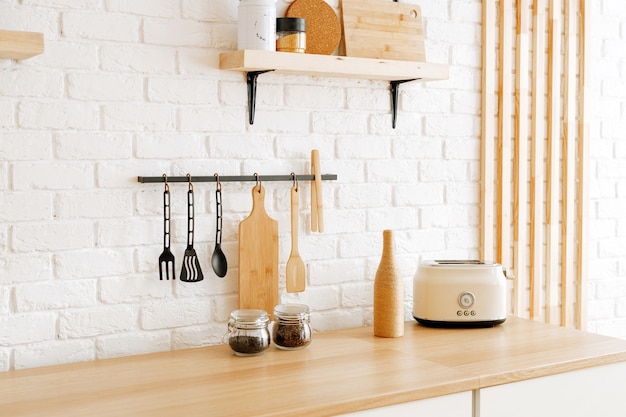 Interior elegante de cozinha em tons de branco e bege, fundo de primavera