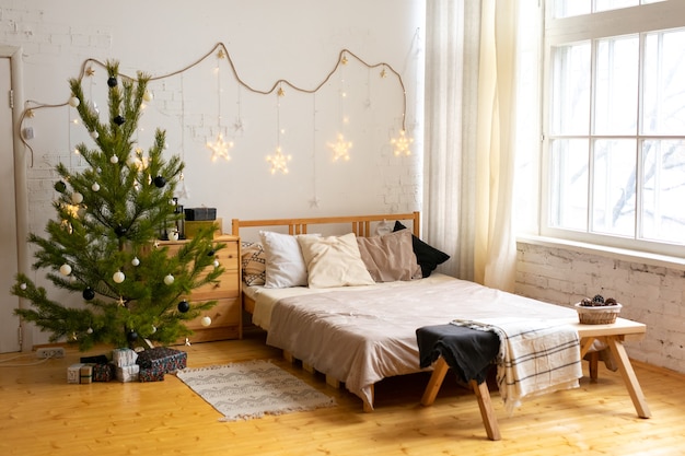 Interior elegante de Natal, quarto com muitas luzes