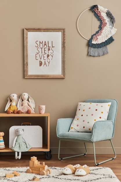 Interior elegante de quarto infantil escandinavo com brinquedos e mobília mock up poster frame template