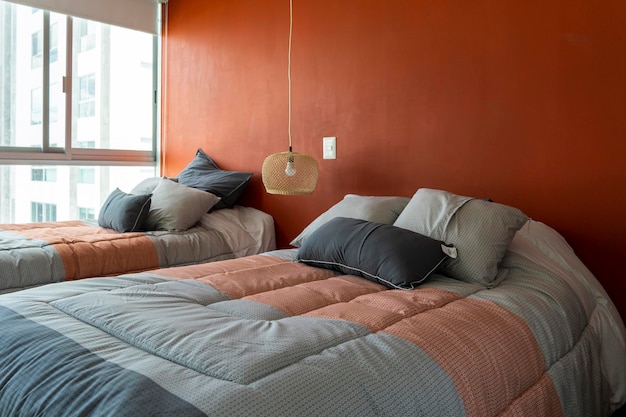 Interior elegante do quarto contemporâneo com móveis confortáveis Cama para dois com cobertor