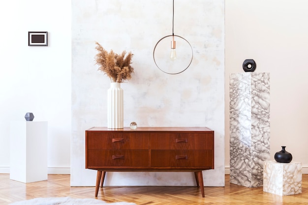 Interior elegante y ecléctico de la sala de estar con gabinete de diseño retro, lámpara colgante redonda, cubos de mármol y accesorios elegantes. Decoración del hogar minimalista. Copie el espacio.