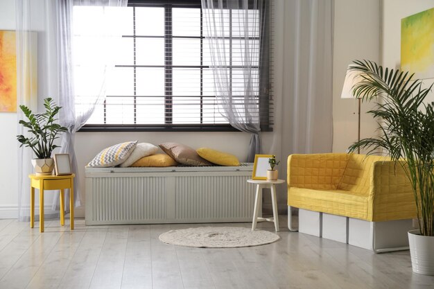 Interior elegante de la sala de estar con muebles modernos cerca de la ventana