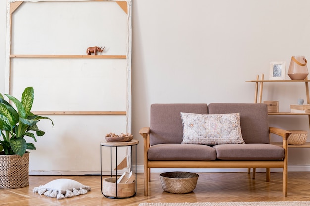 Interior elegante de la sala de estar con sofá marrón y elegante plantilla de concepto minimalista de accesorios