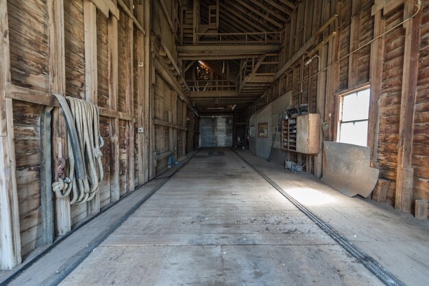 El interior de un elevador de grano abandonado en las praderas de Saskatchewan, Canadá