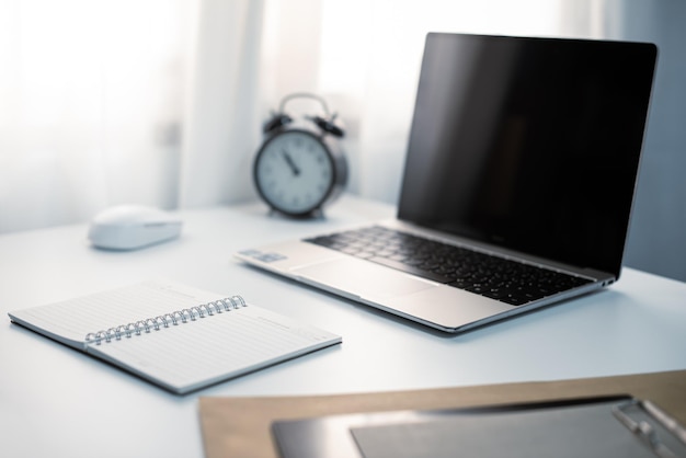 interior em casa do espaço de trabalho aberto com laptop de lâmpada de cadeira de mesa de madeira e prateleira branca