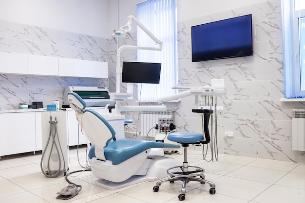 Interior del equipo dental en la oficina del dentista en la nueva sala de la clínica estomatológica moderna Antecedentes de la silla dental y accesorios