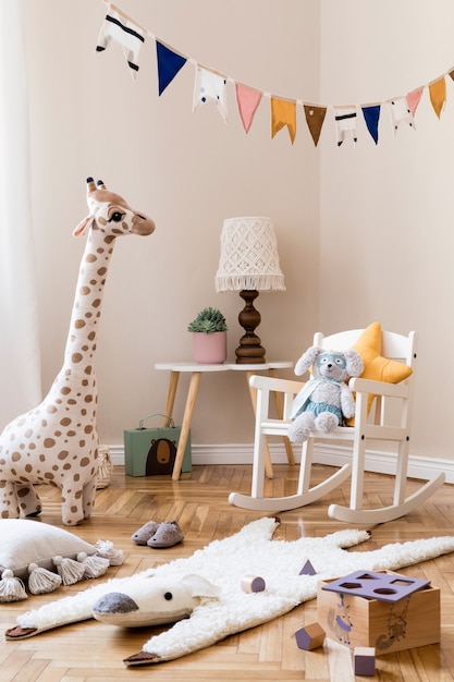 Interior escandinavo elegante de quarto infantil com modelo de brinquedos e acessórios naturais
