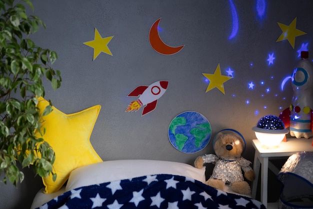 Interior del espacio de la habitación de los niños. Niño finge ser astronauta