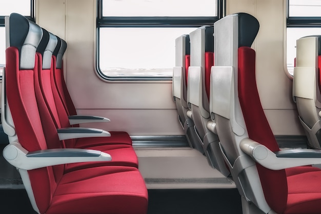 Interior del espacio interior del tren suburbano