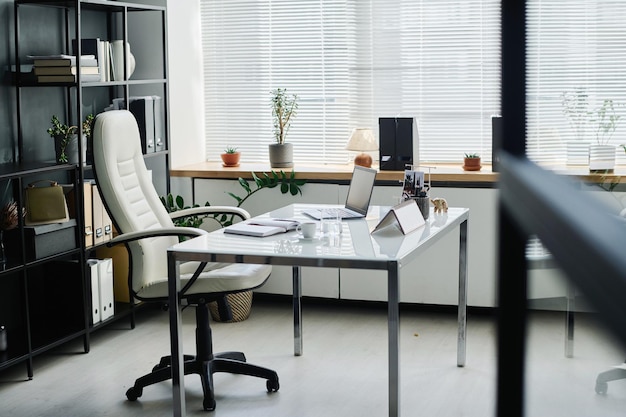 Interior de la espaciosa oficina del director de una empresa o corporación