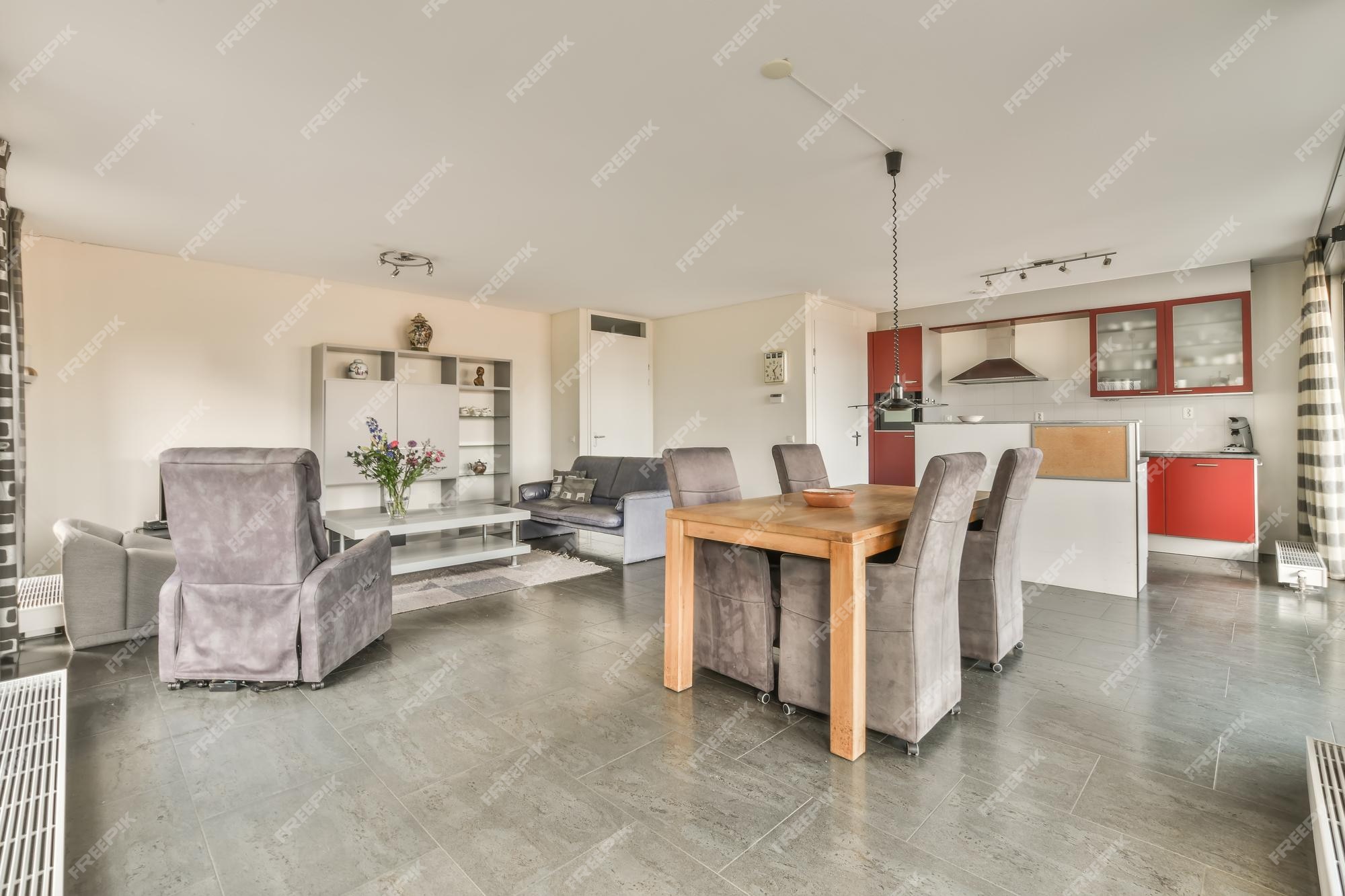 El interior de una espaciosa sala de estar en un diseño abierto con comedor  y cocina de esquina en una casa moderna | Foto Premium