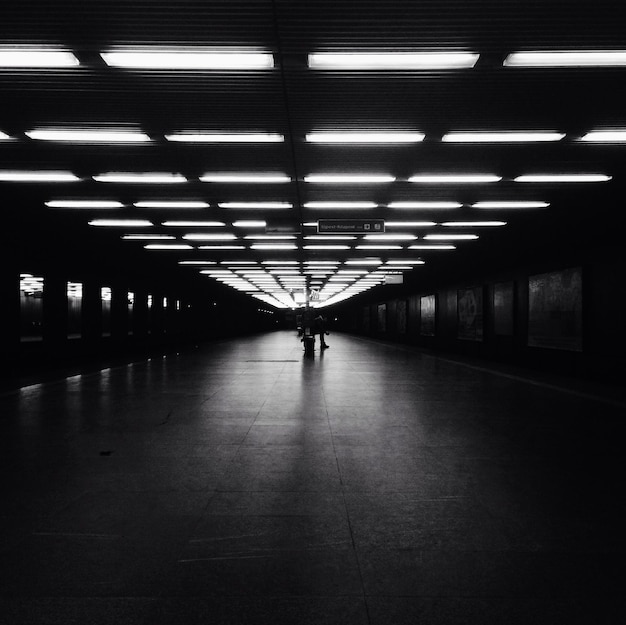 Foto interior de la estación iluminada de hatar ut