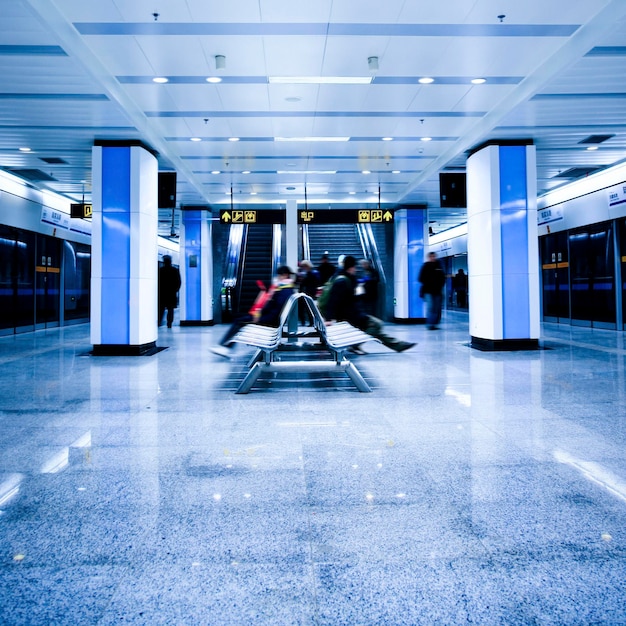 Foto interior de una estación de metro iluminada