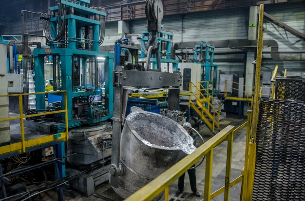 Interior de una estación de trabajo de fundición y equipos para la producción de llantas de aleación. Zona industrial