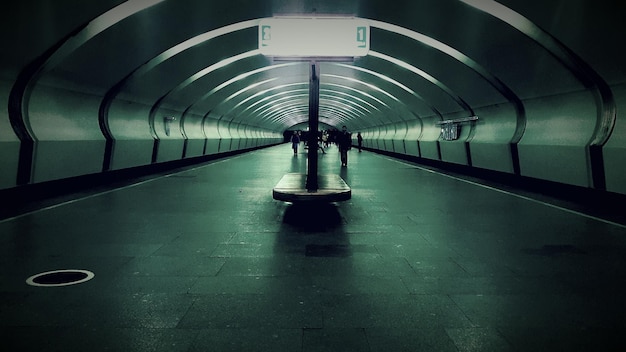 Foto interior de una estación de tren iluminada