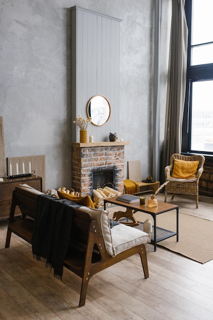Interior de estilo escandinavo con silla de rattan de chimenea en los colores de moda de 2021 gris amarillo
