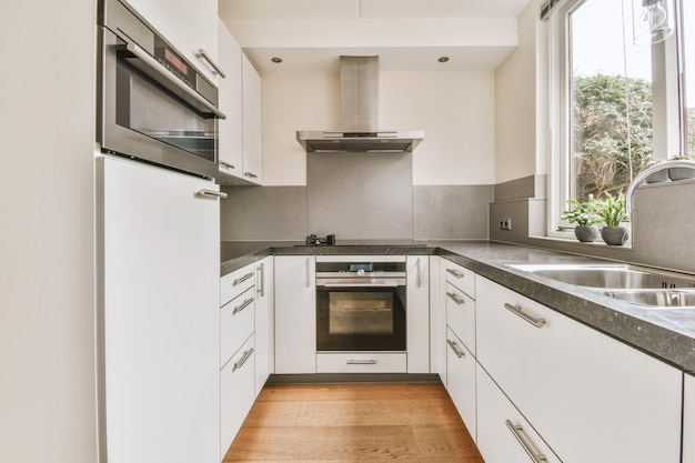 Interior estreito da cozinha em apartamento moderno