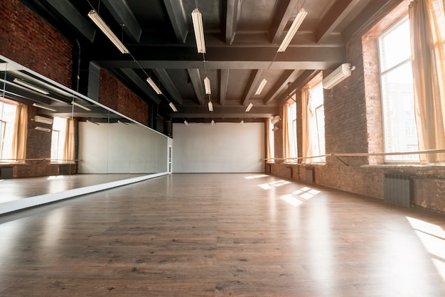 Foto interior de un estudio de danza vacío.