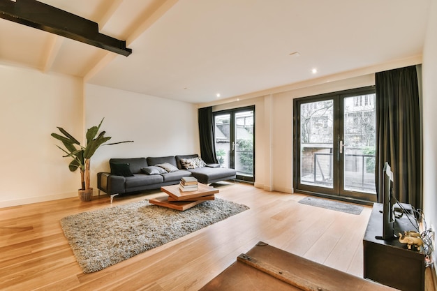 Interior de estudio con muebles de madera.