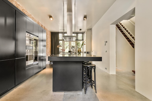 Interior de estudio con muebles de madera.