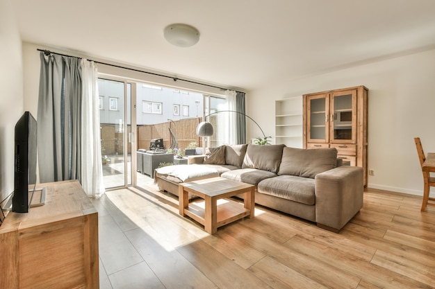 Interior de estudio con muebles de madera.