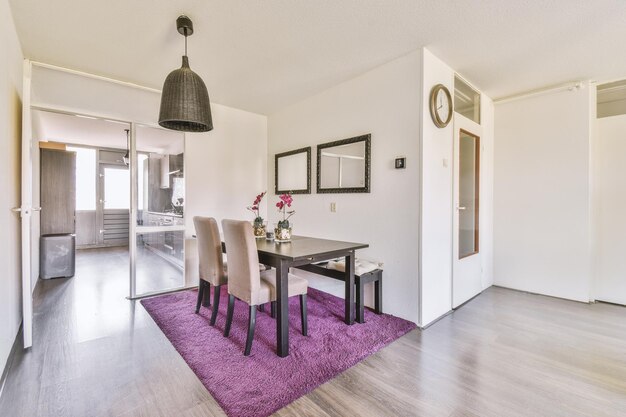 Interior de estudio con muebles de madera.