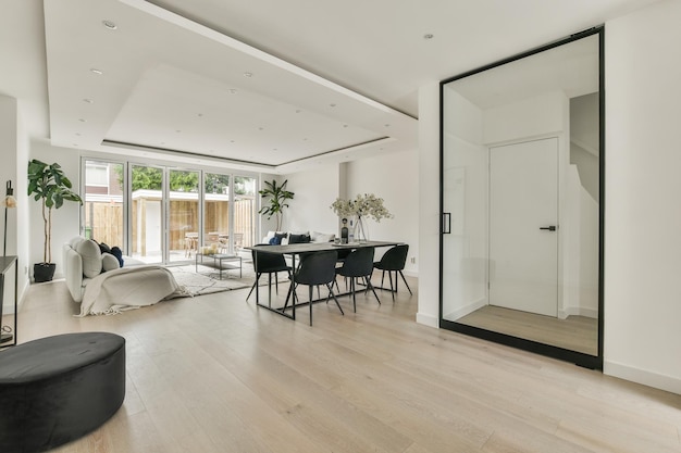 Interior de estudio con muebles de madera.