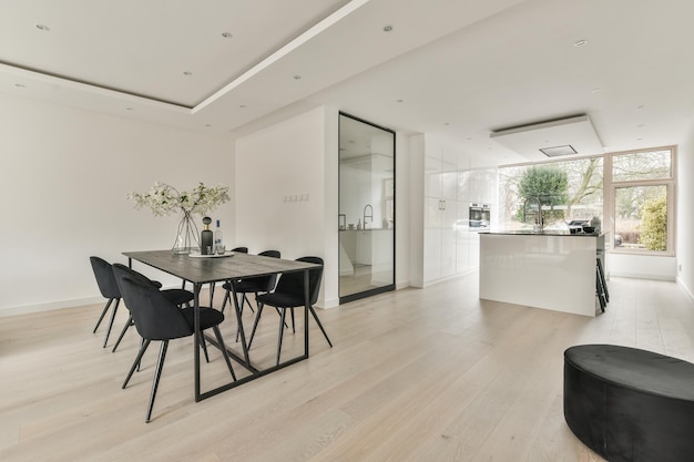 Interior de estudio con muebles de madera.