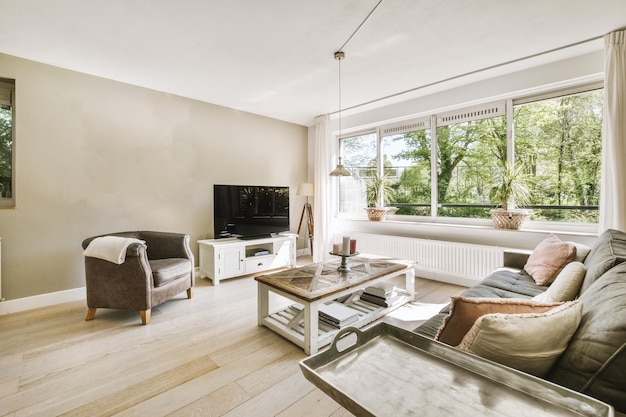 Interior de estudio con muebles de madera.