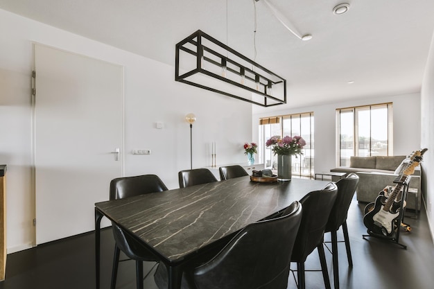 Interior de estudio con muebles de madera.