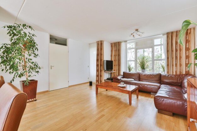 Interior de estudio con muebles de madera.