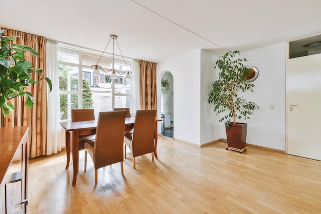 Interior de estudio con muebles de madera.