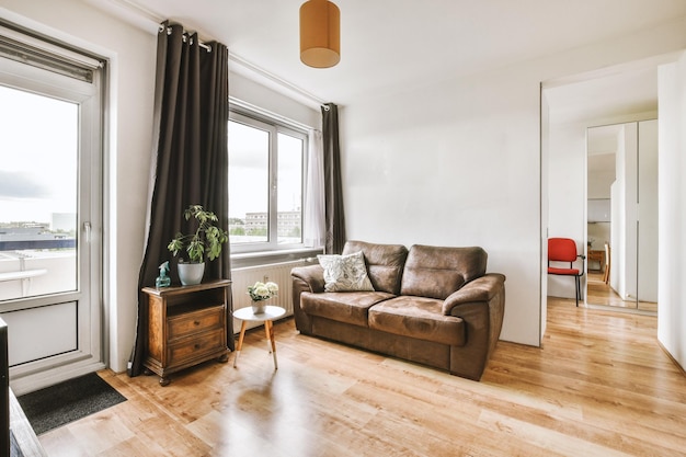 Interior de estudio con muebles de madera.