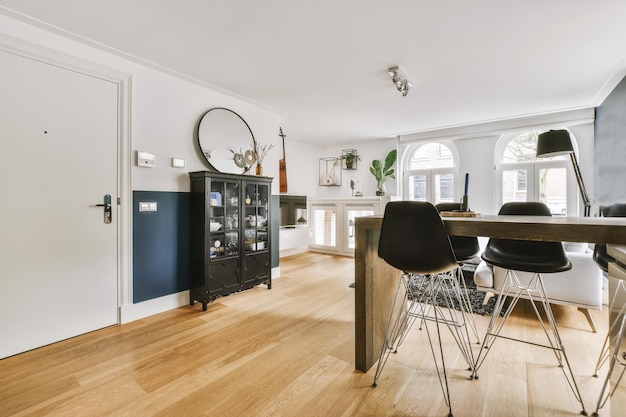 Interior de estudio con muebles de madera.