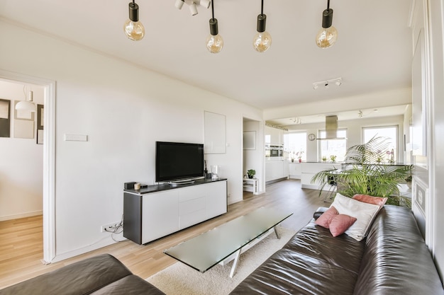 Interior de estudio con muebles de madera.