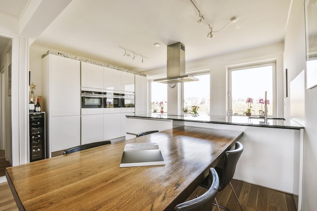 Interior de estudio con muebles de madera.